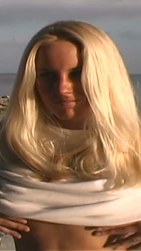 Rubia caliente tiene su coño perforado en la playa