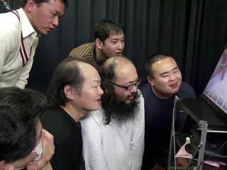 Japon orta yaşlı seksi kadın fışkırtmaya ve grup sekse hazır