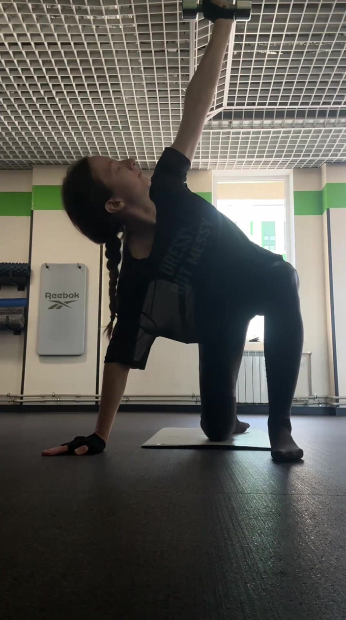 Skinny_lady69: Posilovna v nylonových ponožkách