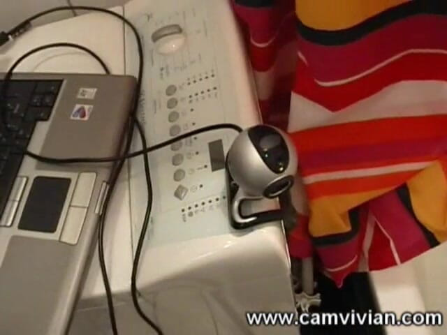 Camvivian: Sugând pula și jucându-se cu o bomboană