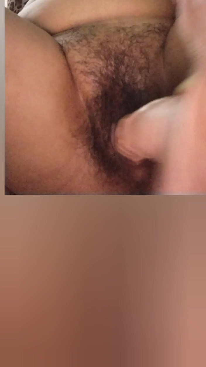 Anar Kali: Deshi Bhabhi는 Didlo와 함께 그녀의 뜨거운 털이 많은 성숙한 보지를 푸시업하여 즐기십시오.