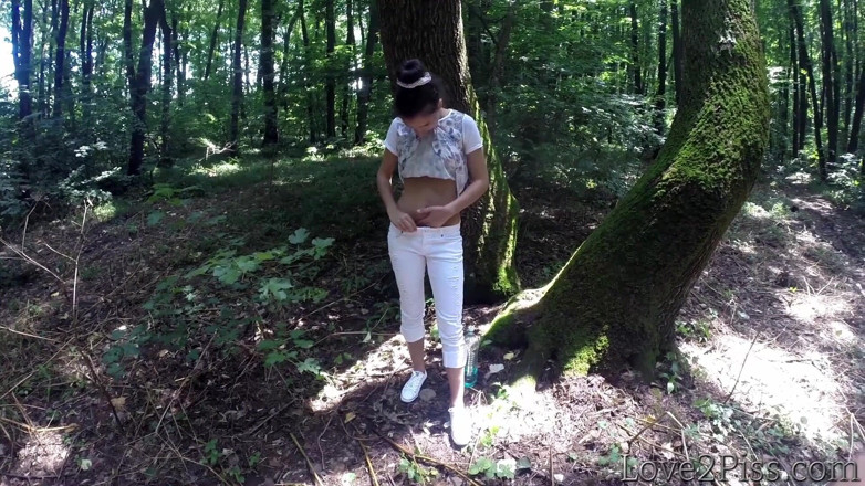 Love 2 Piss: Pissing in the Woods and Wiping Pussy with a Leaf -...