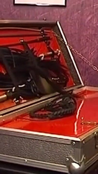 タトゥー入りのドム拳 鎖につながれた成熟したブロンド