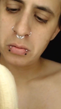 Obraznic Lingând fetiș cu banana piercing-uri buze mari