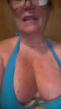 Mungi le mie tette nella sauna