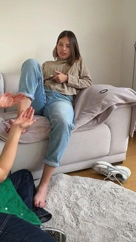 Sousedka si pořád hraje, že chce být lesba