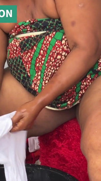 Mama africană multitasks într-o duminică dimineața