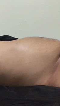 Filipinli Tombul Eşcinsel Adam Mastürbasyon Yaparken Yağ Kullanıyor