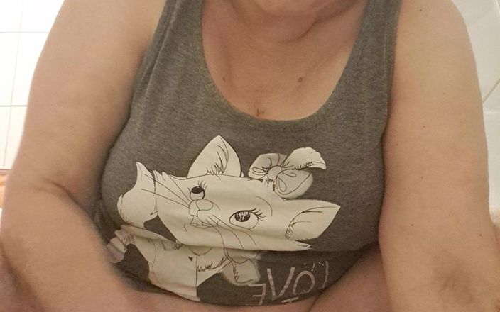 Mommy big hairy pussy: 妈妈脱下她的睡衣，展示她毛茸茸的
