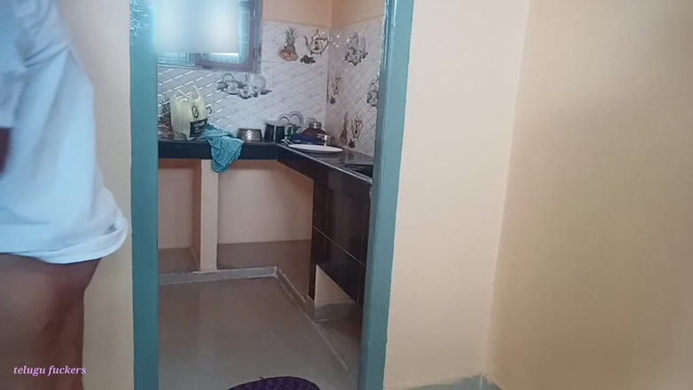 Telugu-fuckers: Hintli büyük memeli Telugu üvey anne mutfakta yemek yaparken üvey oğlu tarafından...