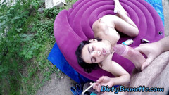 Dirty Brunette: Děvka brunetka kouří venku, dostane skupinový sex a velký výstřik...