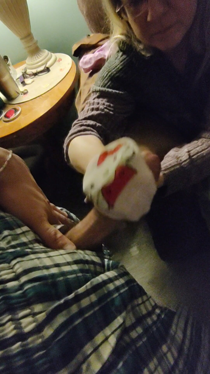 SocksAddict69: Sexy hello rosa kitty fa un sockjob e fa una...
