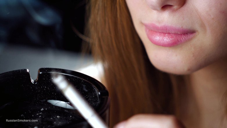 Russian Smokers: Miękkie rosyjskie piękno palenia papierosa spokojnych chwile
