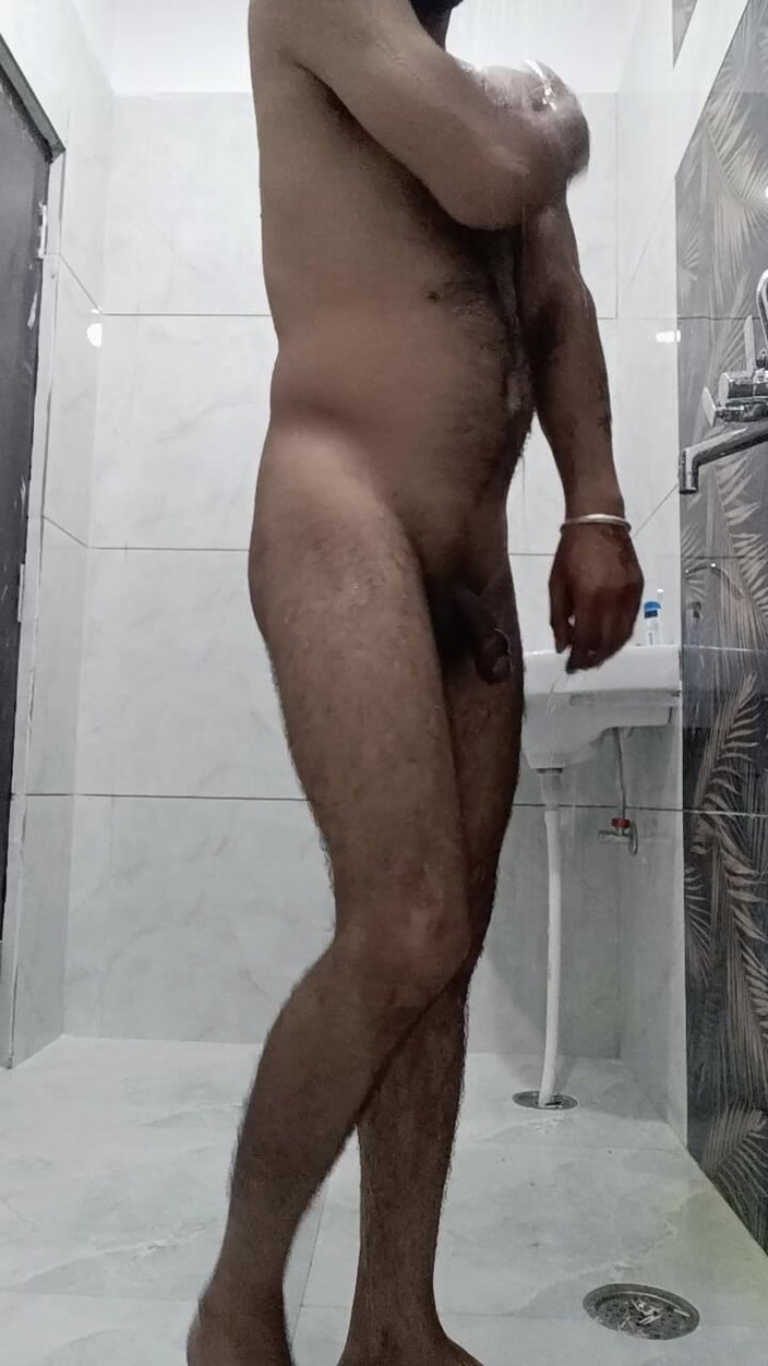 Rajasthani-old-lover: Indický desi muž si užívá sprchu a masturbaci