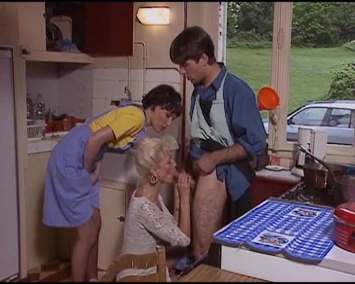 German Threesome: 来自德国的鸡巴吮吸女郎在3P中吮吸鸡巴