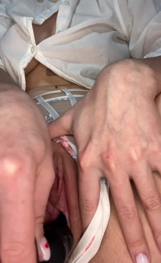 Hotsexybrunnet: Beauty fucks herself with a big toy