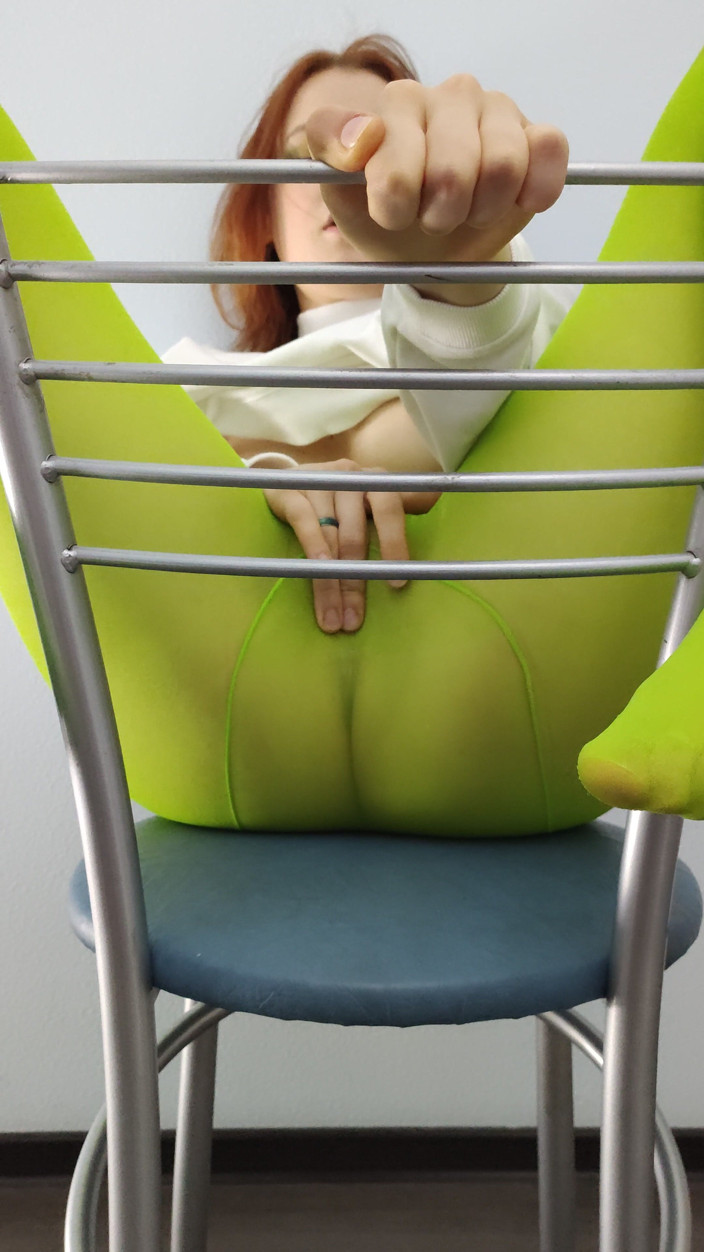 Sheryl X Sinclair: Roodharige tiener voelt zich geil in groene panty op stoel