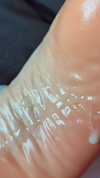 Seksi yağlanmış tabanlara boşalma yakın çekim gerçek amatör footfetis bakış açısı