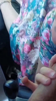 业余金发成熟的妻子在车里享受