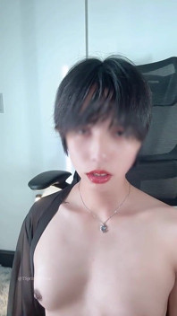 Sissy asiatica si masturba