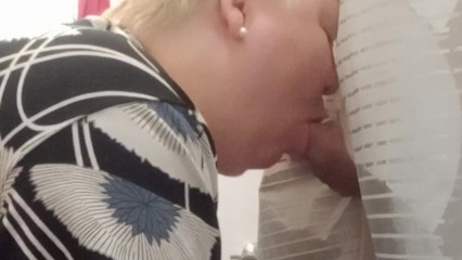 Zona901: Stepmom suger en kuk till en vän som trodde att...