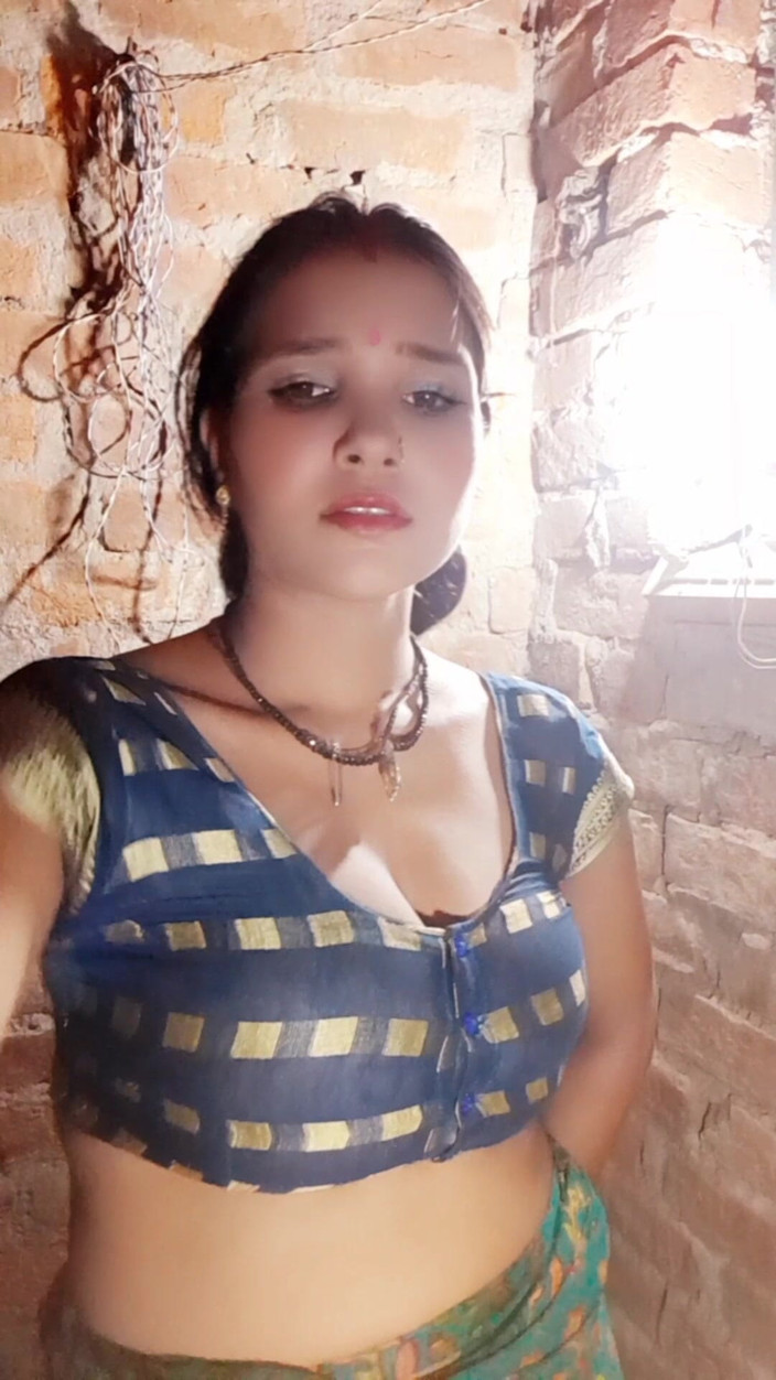 Renudbf: Індійська гаряча невістка дрочить її пизду і сквіртує (хінді аудіо)