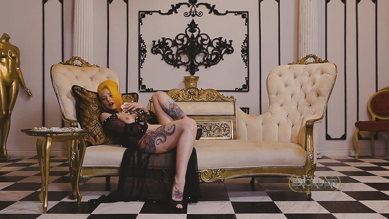 Black Label Magazine: Pearl Diver