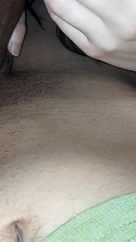 Čůrák saje celé tělo dospívající dívky