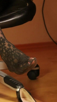 Leopard rajstopy i czarne czółenka - powolna gra w buty i zwisające uwodzenie