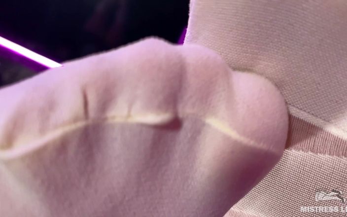 Mistress Legs: Onder de voeten van de meesteres in witte panty op...