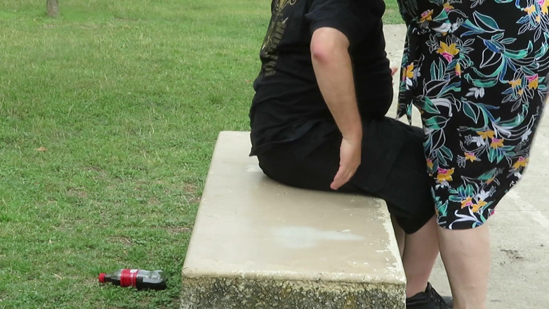BBW nurse Vicki adventures with friends: Obličej v parku na lavičce sedí v mé růžové krajce