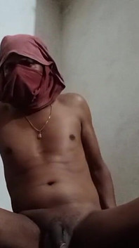 Sonam memberi desi kepada lelaki yang duduk di sofa