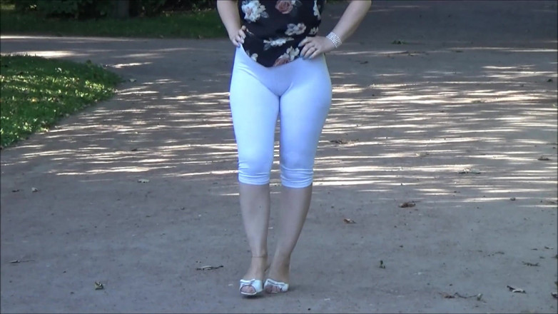 RedRoseRus: Grandes bundas de leggings brancas na caminhada