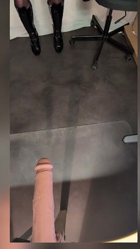 POV sání ptáka, deepthroat blondýna v botách, síťovaných silonkách, korzetu a červeném pvc obleku
