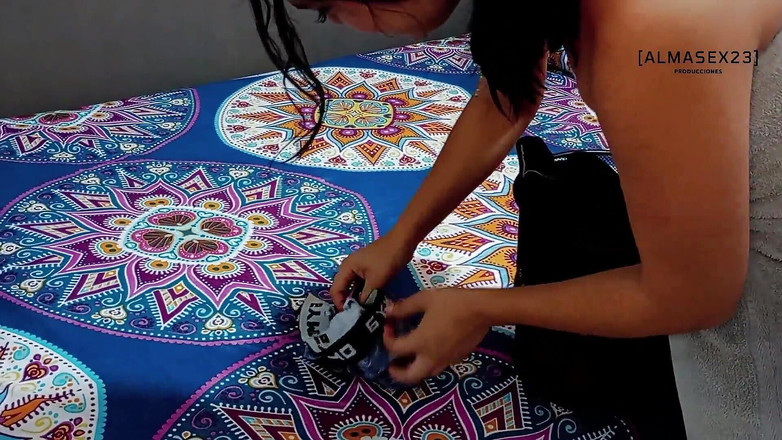 Robert sex: Üvey kız kardeşim temizleniyor ve onu büyük sert yarağımla ısıtıyorum ve...