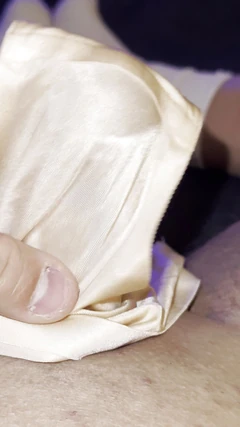 Éjaculation dans la culotte en satin de la prof