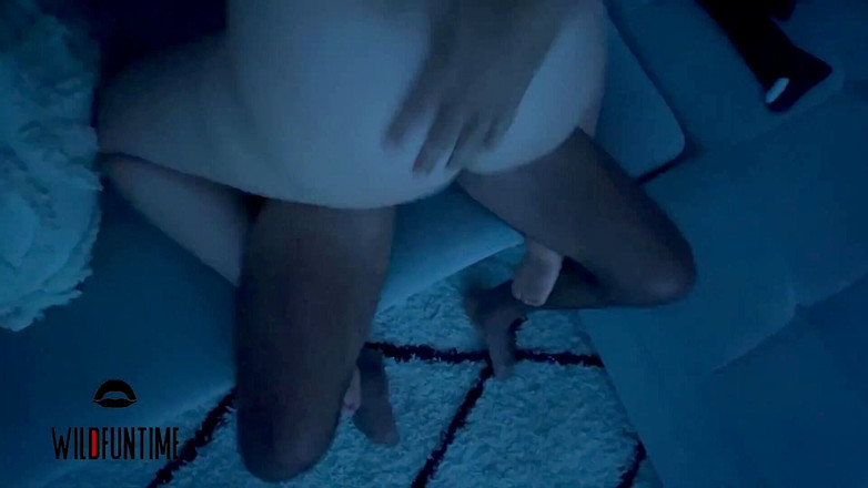 Wildfuntime: Перегляд порно у вітальні призводить до чудового траха
