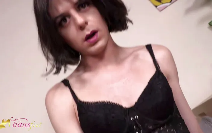 Trans and Cross-Dressers Feet: Transsexual Violet loves to piss