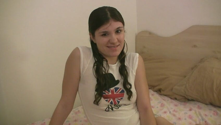 Anna's girls: 年轻的黑发女郎乱搞假阳具并吮吸大鸡巴