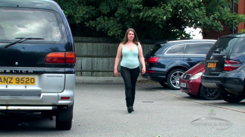 ATK Fans (Hairy): Brooke bertetek besar memperkenalkan dirinya di tanktop hijau dan spandeks...
