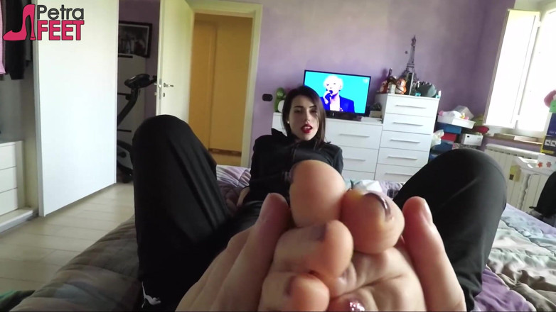 Foot Fetish HD: POV 클로즈업에서 음란한 Petra의 발