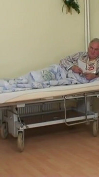 Nonostante sia stato ricoverato in ospedale, il vecchio signore brama la figa fresca