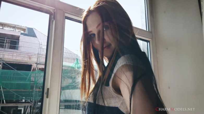 CharmModels: Lea en sunshine pelirroja en la ventana