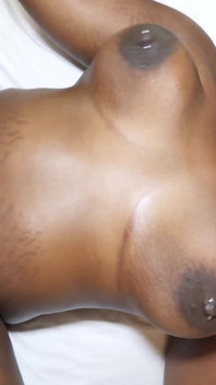 Vidéo complète. Candy Rain, débutante sexy de 19 ans, se fait baiser par Stretch3x