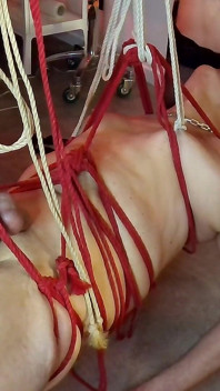Paní Acanthus Svazuje otrokyni Sissy Shibari Bič Věší Koule A Bradavky