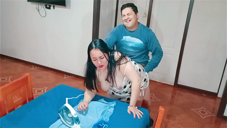 BBW Kelly Mom: मैं अपनी सौतेली मम्मी को चोदने के लिए इस्त्री करने वाले कपड़ों को पकड़ता हूं