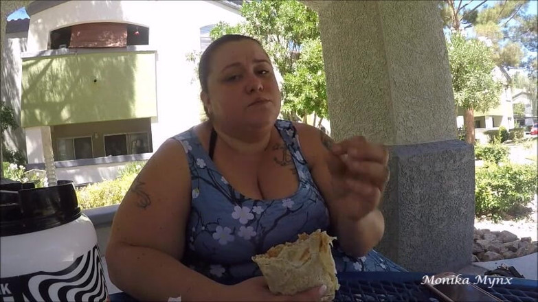 BBW Pleasures: SSBBW äter enorm burrito vid poolen