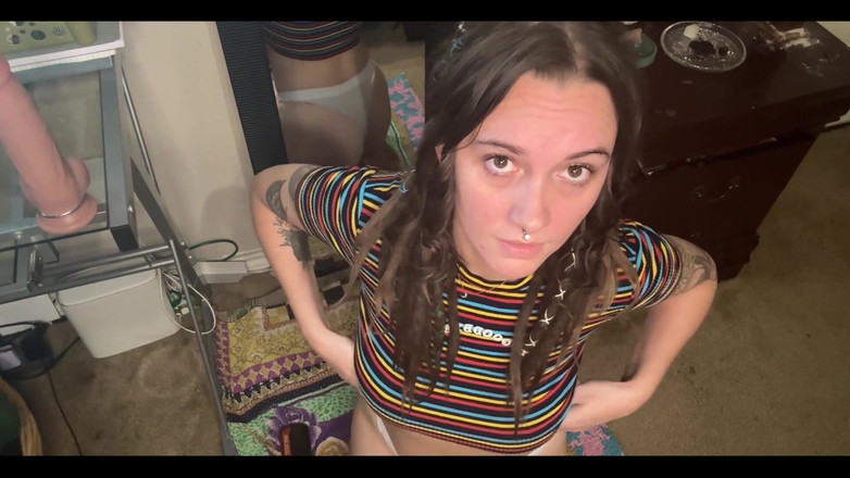 Chery Trees: Nadržená brunetka kouří a jezdí na robertku