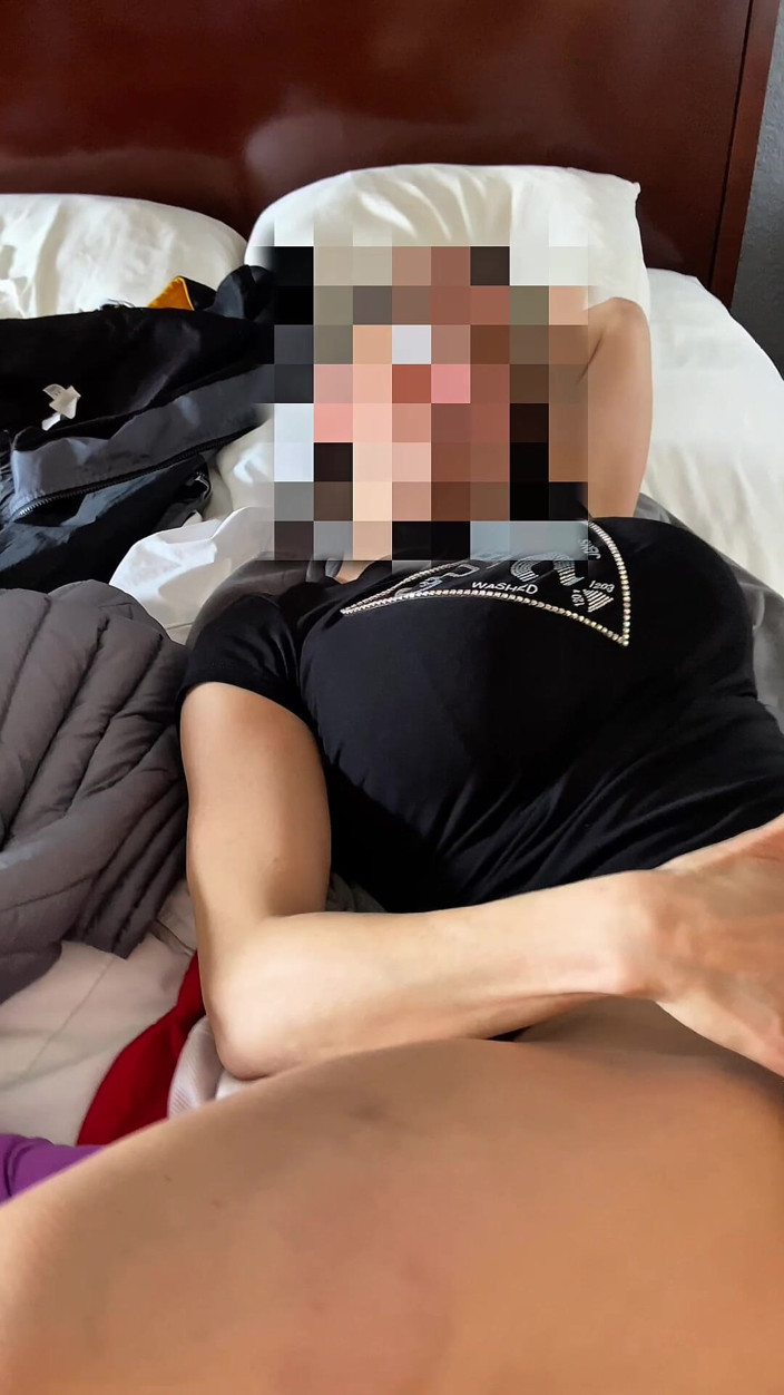 Lisa Couple: Lisa_couple lagi asik muasin memeknya sendirian di kamar hotel!
