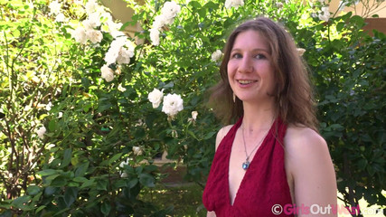 Girls Out West: 黑发素人抚摸她毛茸茸的阴户直到高潮